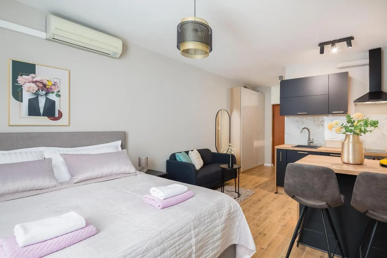 Luxury Apartment Near The Sea contacts